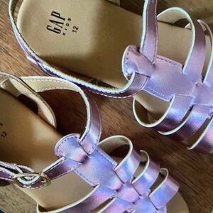 Kids buckle closure ldeal shiny color design shoes